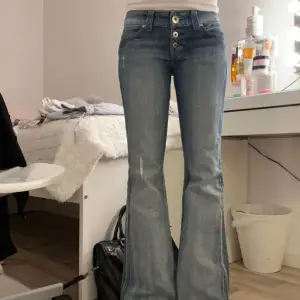 Ett par jättesnygga low waist boot cut jeans från guess. Dom är i bra skick👍🏻