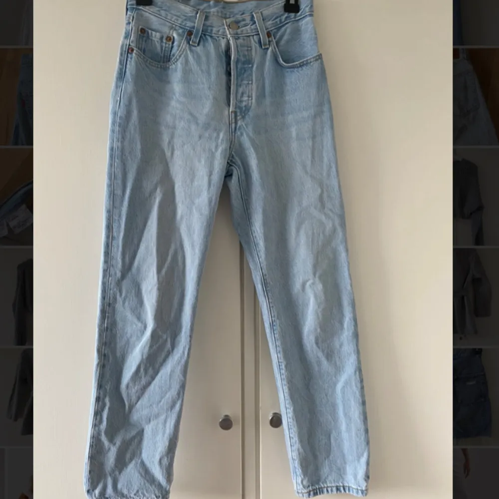 Ljusblåa Levisjeans i storlek W24 L28. . Jeans & Byxor.