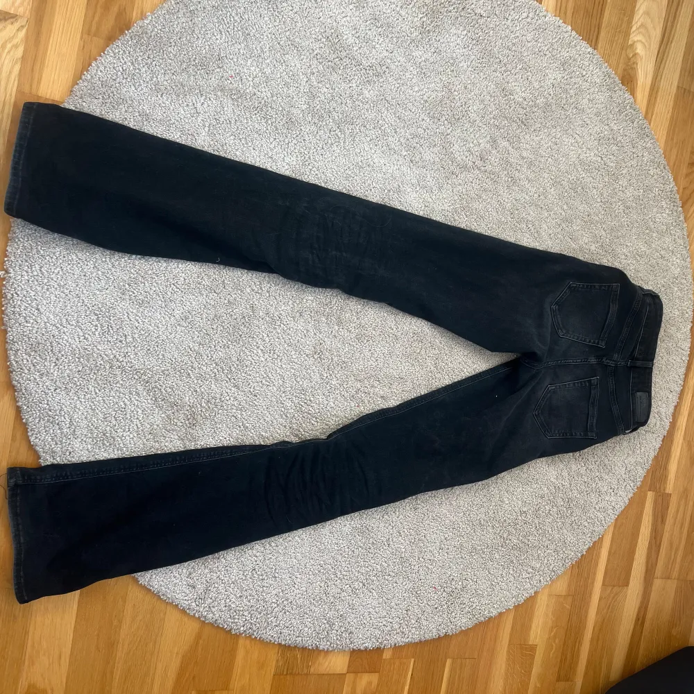 Säljer ett par svarta jeans i bra skick. De är mid/lowwaisted i storlek xxs-34. Jag har vanligtvis xxs eller xs och är 165 cm lång. Hör av dig vid frågor eller funderingar 💓. Jeans & Byxor.