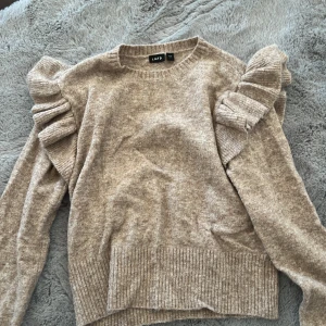 Tröja  - Säljer denna tröja fårn LMTD, köpt på kidsbrandstoe för ett halv år sen men aldrig använd, storlek 13-14/S💕