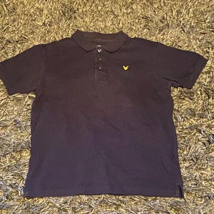 Lyle&scott pikétröja  - Säljer en Lyle&scott pikétröja i stolek 10/11 år     Säljer för 250kr, men priset går absolut att diskutera!  