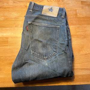 Ett par sällsynta Levis blue star jeans inköpta i Italien  Storlek 32x36 slim fit