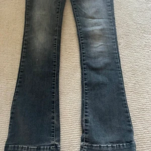 Ltb jeans - Supersnygga mörkgråa flare/bootcut jeans från Ltb. Det är lågmidjade och i storleken 24/30 som uppskattas xs. Passet nog större då de är stretchiga.🥰väldigt bra skick utöver längst ner vid benen, där de är lite slitna. Inget man tänker på☺️Hör av dig💕