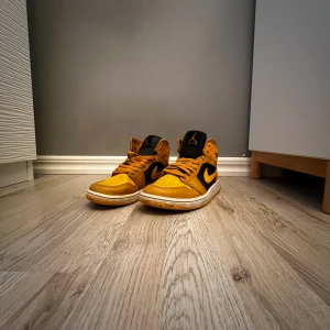 Nike air jordan 1 mid  - Fina jordans i storlek 38,5 lite smutsiga kan tvätta om det skulle önskas annars så är den fina. Pris inte hugget i sten. Mvh Melker