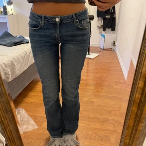 Low waisted boot cut jeans  - Midjemått 38cm. Innerbenslängd 80cm 💕 jag ör 165cm! Bra skick  