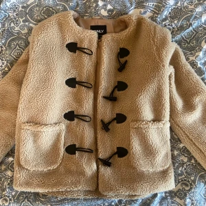 Teddy jacka - Super fin jacka från only! Endast testad så prislappen är kvar, nypris 600💗