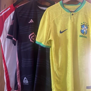 Fotbolls Jerseys  - Tja 499:- för Messi och neymar, 599:- för barca och bayern svart kch 399 för röd vit bayern