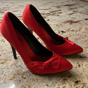 Dam pumps - Helt oanvända pumps i storlek 38. Siden/silkes yta