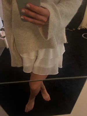 Vit volangkjol/topp - Vit volangkjol från Chelsea stl Xs men passar även S. Kan användas både som kjol och topp💞