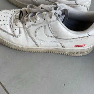 Supreme Airforces - Går att tvätta upp dom är knappt använda 