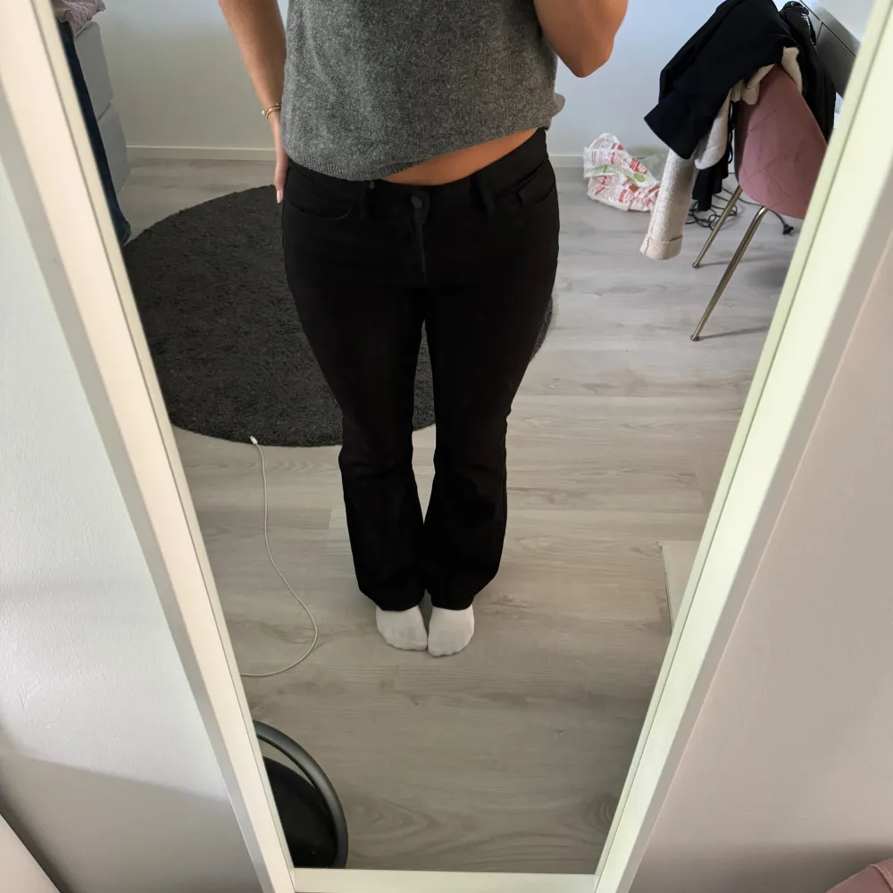 Stretchiga lågmidjade bootcut jeans ifrån Lindex. Storlek 164, passar mig som är xs och 162 cm lång.. Jeans & Byxor.