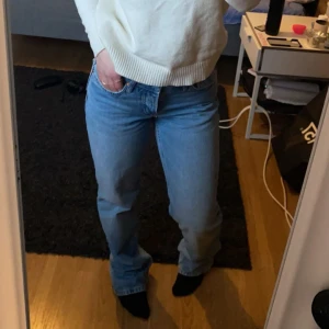 Lågmidjade jeans - Lågmidjade blåa jeans ifrån lager 157! Skit snygga och skit sköna, ganska långa på mig som är ca 160🩷Nypris 400kr Använda enstaka gånger! Har även ett par svarta!