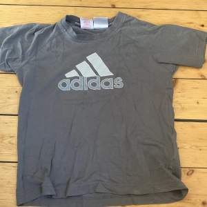 Jättefin adidas babytee