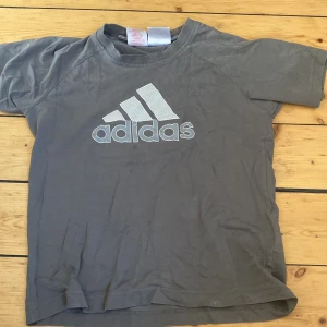 Adidas babytee  - Jättefin adidas babytee