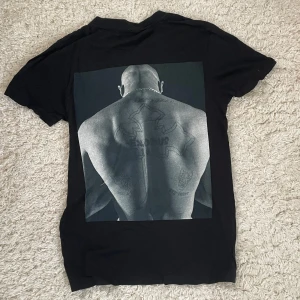 Tupac tröja Storlek:XS Passar också S - Fin tupac tröja i storlek S. Säljer pågrund av att den inte passar längre. Bara använd ett fåtal gånger. Trycket är också i bra skick. Passar också S. Hör av er. MVH:Oskar