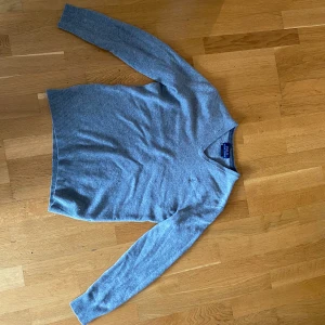Ralph Lauren Tröja  - Säljer nu min  Ralph Lauren tröja då den är för liten. Riktigt skön att ha på sig, känns som Kashmir. Hyfsat sparsamt använd skick 7/10.