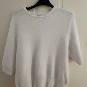 Din stickad tshirt - Jätte fin stickad tröja, inte knopprig. Den är i storlek L men passar mig som är S/M. 
