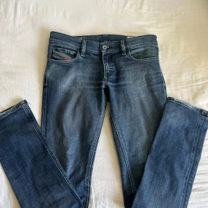 Diesel jeans  - Så snygga lågmidjade straight leg Diesel jeans i storlek 28. W 28 och L 32. Midjemått ca. 38 cm rakt över och 80 cm innerbenslängd. 