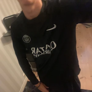PSG Nike tröja - Tröjan är har passande byxor som tyvärr har hål i sig men går att laga. Tröjan i sig är i nyskick och köpt i nypris för 899kr mitt pris 499kr inte hugget i sten. Vill ni ha med byxorna får ni dom för 149kr. Tar emot trades