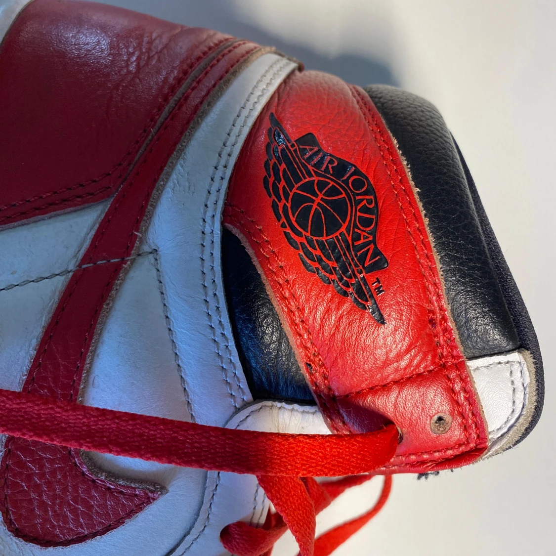 Nike Air Jordans i rött och vitt - 91