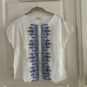 Söt sommartopp - Perfekt när de är vamt då den är väldigt tunn💗