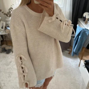 Stickad tröja  - Så fin stickad tröja med rosetter på ärmarna❣️såå skön och perfekt till hösten!!