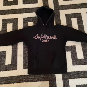 Supreme Hoodie - Supreme Hoodie 2017  Skick 8/10 (Längesen ja fick den i present så den legat i garderoben ett tag)  Storlek Medium 