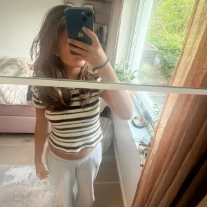 Randig tröja Zara - Jättesöt randig tröja från Zara med svart detalj på axlarna.  Knappt använd! säljer då den inte kommer till användning💗