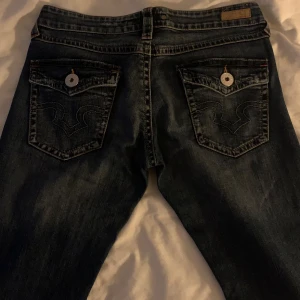 Vintage bootcut jeans - Säljer mina as snygga gamla ginatricot jeans som jag ärvt av mamma. De har fina broderier på bakfickorna och är i bra skick. De står att det är storlek 31 men jag har 28-29 och de är för små. Priset kan diskuteras. Skriv om du har frågor. 