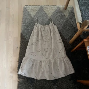 Jättefin sommarklänning! 😘 - Såsåsåsåsåsååååå fin klänning. Som e för lång. Önska att jag använde mer men tror tyvärr att den borde säljas. 🫶 (Köptes i nån affär i Spanien så d finns inget märke.)