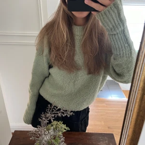 Stickad tröja - Grön stickad tröja. Inte använd så mycket men är lite nopprig. Väldigt varm och go nu till hösten. 