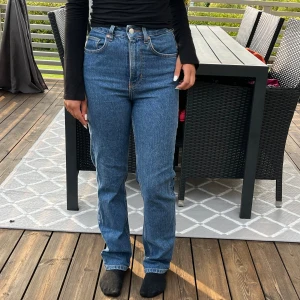 Jeans, bikbok - Hej!🦋 Säljer dessa jeans från Bik Bok i strl 24/32. Modellen heter ”tower”. Jeansen är i bra skick. Jag på bilden är ungefär 157cm.
