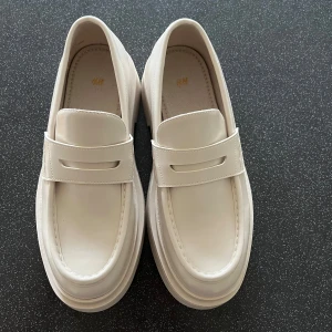 Chunky loafers  - Chunky loafers från h&m. Aldrig använda. Storlek 41