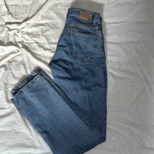 lågmidjade jeans - lågmidjade jeans från lager 157, köpta för 1 månad sen ungefär, säljer då dem inte kommer till användning mer. Storlek xxs men passar mig som vanligtvis hat xs, hör av er vid frågor!🩷