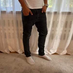 Tiger of Sweden Jeans - Vi säljer nu dessa sjukt snygga Tiger of Sweden Jeans i storlek 31/32. Storlek på modell: 180 cm och väger 75kg Skick: 7/10 (se defekt på bild 5) Vårt pris: 299kr Tveka inte på att höra av dig vid frågor!