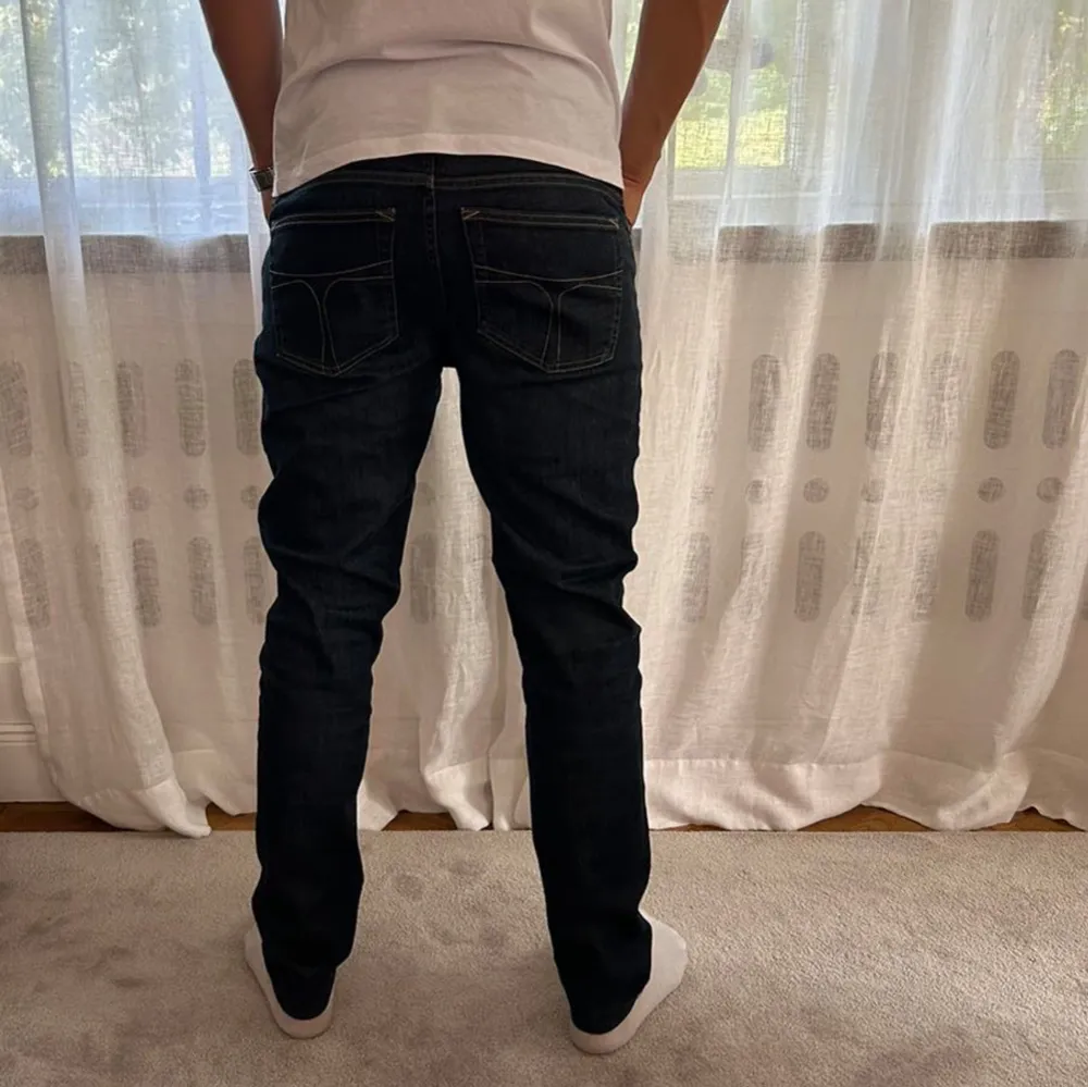 Vi säljer nu dessa sjukt snygga jeans från Tiger of Sweden i storlek 31. Storlek på modellen: 180 cm och väger 75kg Skick: 9/10 Vårt pris: 399kr Tveka inte på att höra av dig vid frågor!. Jeans & Byxor.