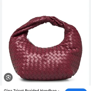 Vinröd flätad handväska från Gina Tricot - Snygg vinröd handväska från Gina Tricot med flätat mönster. Ops!! Slutsåld överallt. Original pris 399