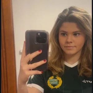 Hammarby match tröja Dam - Snygg grön fotbollströja från Craft med vit krage och ärmslut. Tröjan har klubbmärke på bröstet och sponsorlogga 'PROLOB' framtill. Perfekt för fotbollsfans som vill visa sitt stöd. Köpte två stycken men vill inte ha den andra därför säljer jag den. Har aldrig använt den bara testat helt ny bra skick, perfekt för någon som älskar Hammarby.