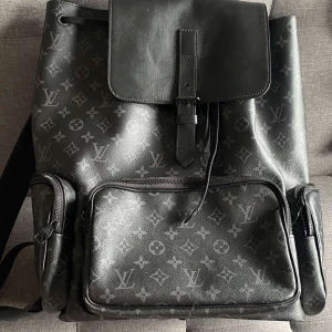  Louis Vuitton monogram eclipse - Snygg svart ryggsäck från Louis Vuitton med det klassiska monogrammönstret. Ny pris 37000. 