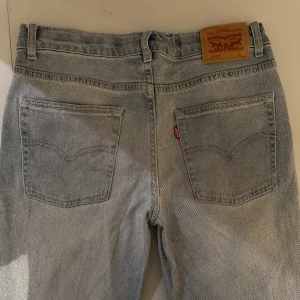 Ljusblå jeans från Levi's modell 551Z stl 16 år - Snygga ljusblå jeans från Levi's med klassisk femficksdesign. Perfekta för en avslappnad stil. Levi's ikoniska läderpatch baktill.
