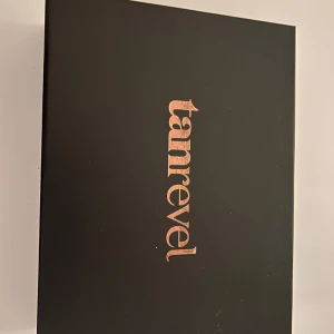 Tanrevel Tan Device - Säljer en Tanrevel Tan Device i svart med tillhörande flaska och USB-kabel. Perfekt för en jämn och naturlig solbränna hemma. Inkluderar användarmanual för enkel start. Oöppnad och originalpris 799. Pris kan diskuteras.