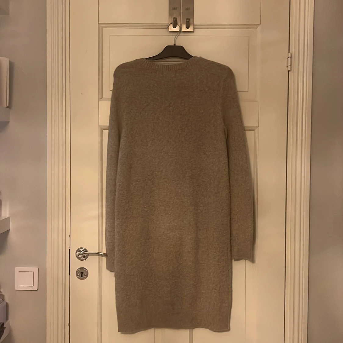 Beige stickad klänning - 1