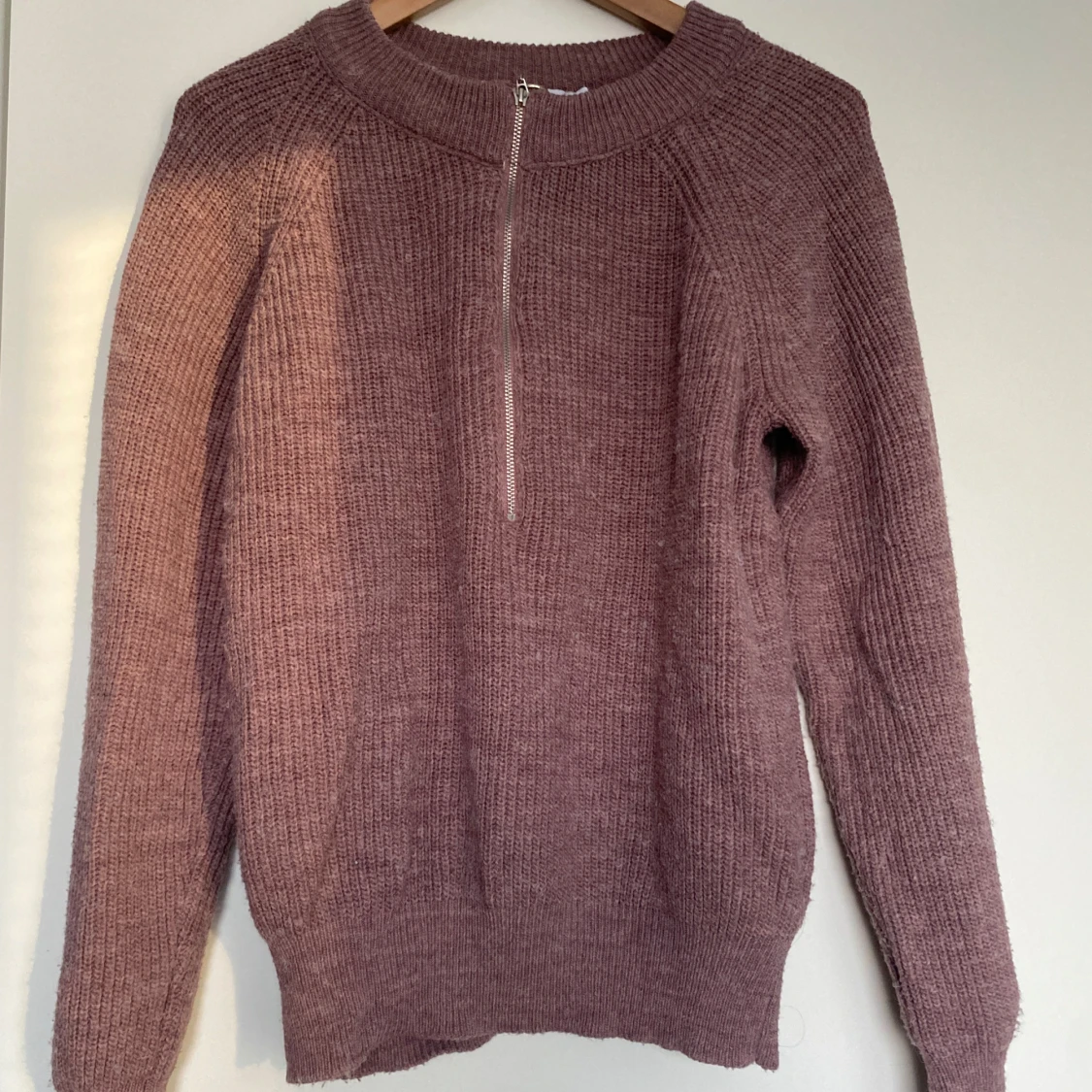 Rosa stickad tröja från NA-KD