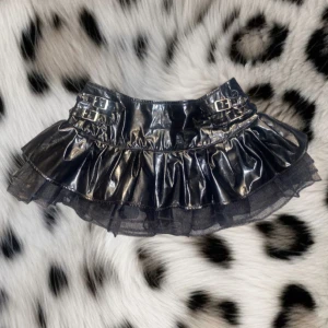 Super vacker mini kjol - Super fin mini kjol ifrån märket hell bunny❤️den har nitar, super coola detaljer oxh en dragkejda❤️inga defekter. 