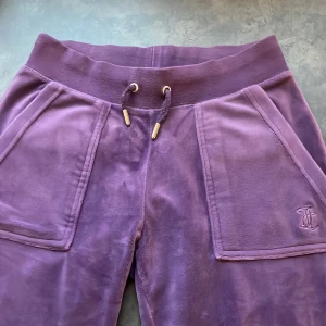 Äkta Juicy Couture byxor - Säljer nu mina fina juicy byxor eftersom jag inte använt de så mycket som jag hade velat. Knappt använda och superfina! I storlek XXS men passar även mig som XS🥰