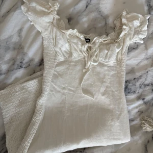 Vit klänning - Säljer den här lämningen då den inte kommer till användning. Den helt okej och inga defekter som jag har sett. Inga priser är satta i sten💗