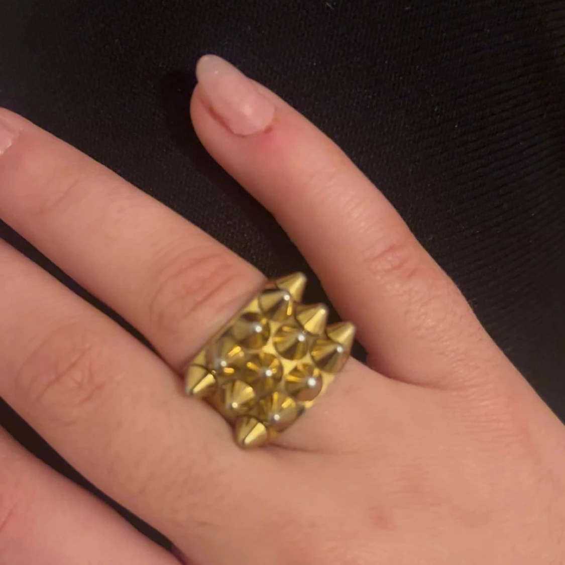 Guldfärgad ring med nitar - 1