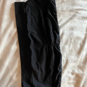 Tubtop Ginatricot - Super snygg tubtop från Gina, jätte snygg med fin liten scrunch detalj mellan brösten! Är i storlek L men skulle säga att den är mer som S/M så har man större bröst än vad som går i S/M rekommenderar jag den ej😅