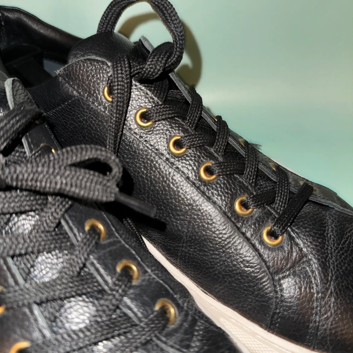 Svarta sneakers med vita sulor - 2