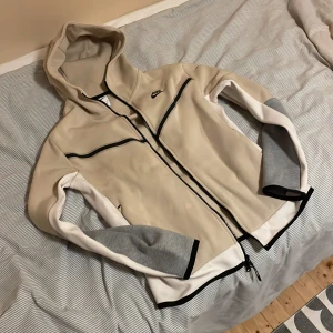Nike tech fleece tröja - Säljer en beige Nike tech fleece tröja. Använd ett fåtal gånger så den är i princip i nyskick. Inga sorters skador eller fläckar på den. Storlek small. 